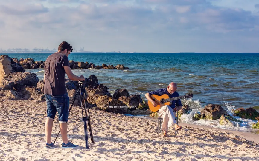 Víctor grabando a un músico junto al mar