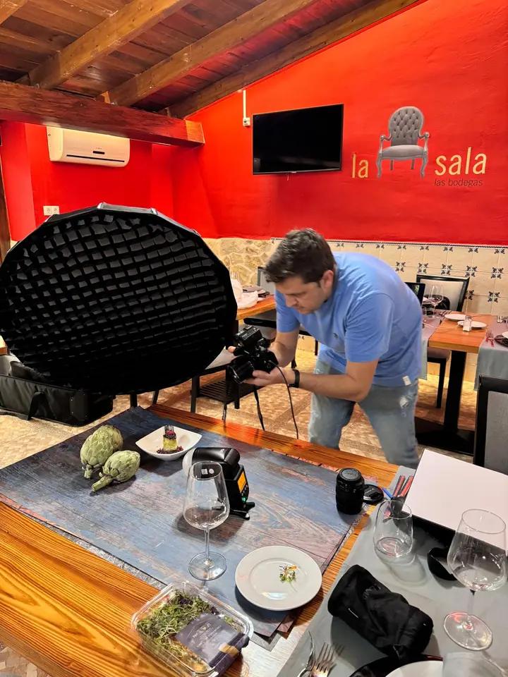 Víctor preparando una fotografía gastronómica de producto