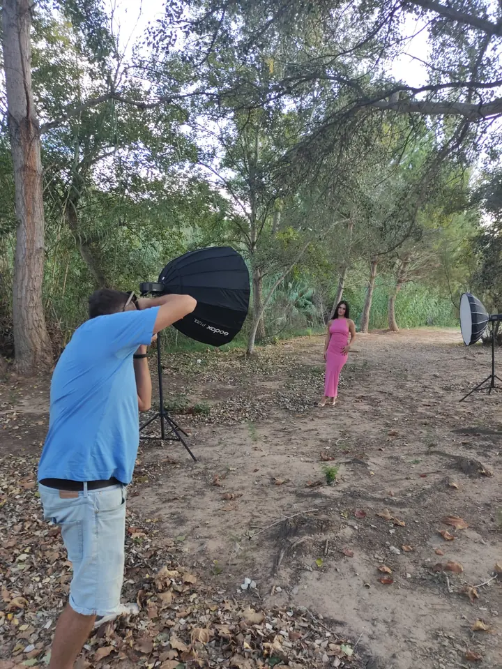 Víctor preparando la iluminación de un retrato en el bosque