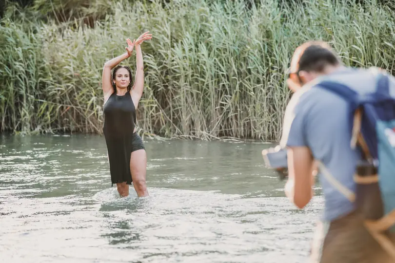 Víctor fotografiando una sesión artística en el río