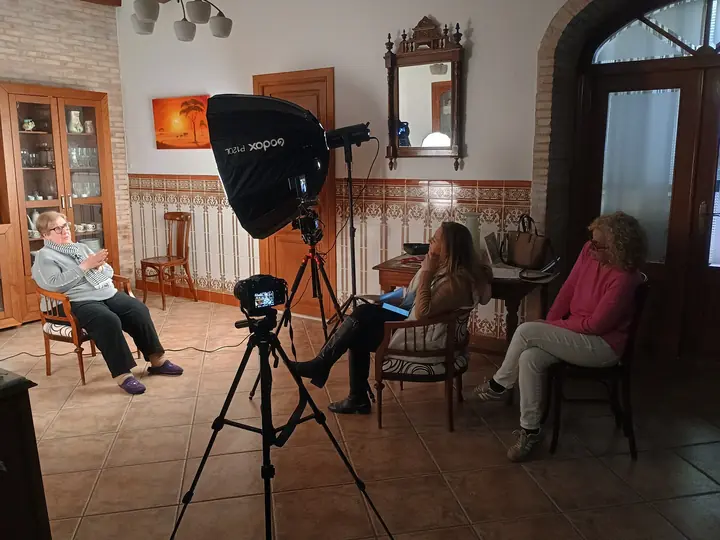 Preparación de cámara e iluminación para una entrevista documental