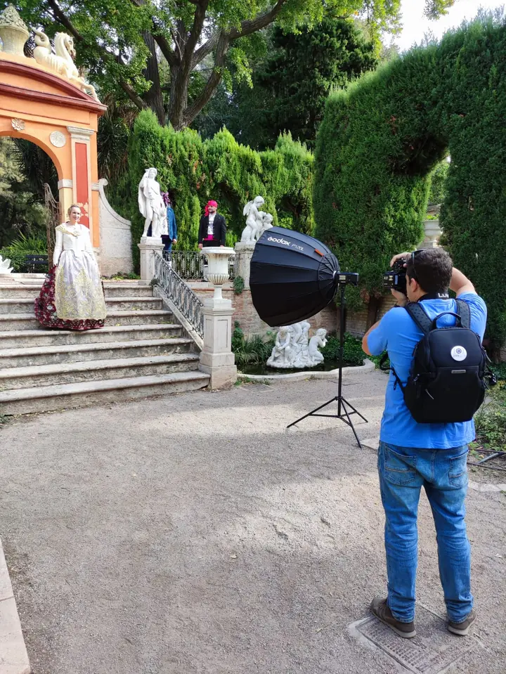 Víctor fotografiando una sesión de moda en exteriores