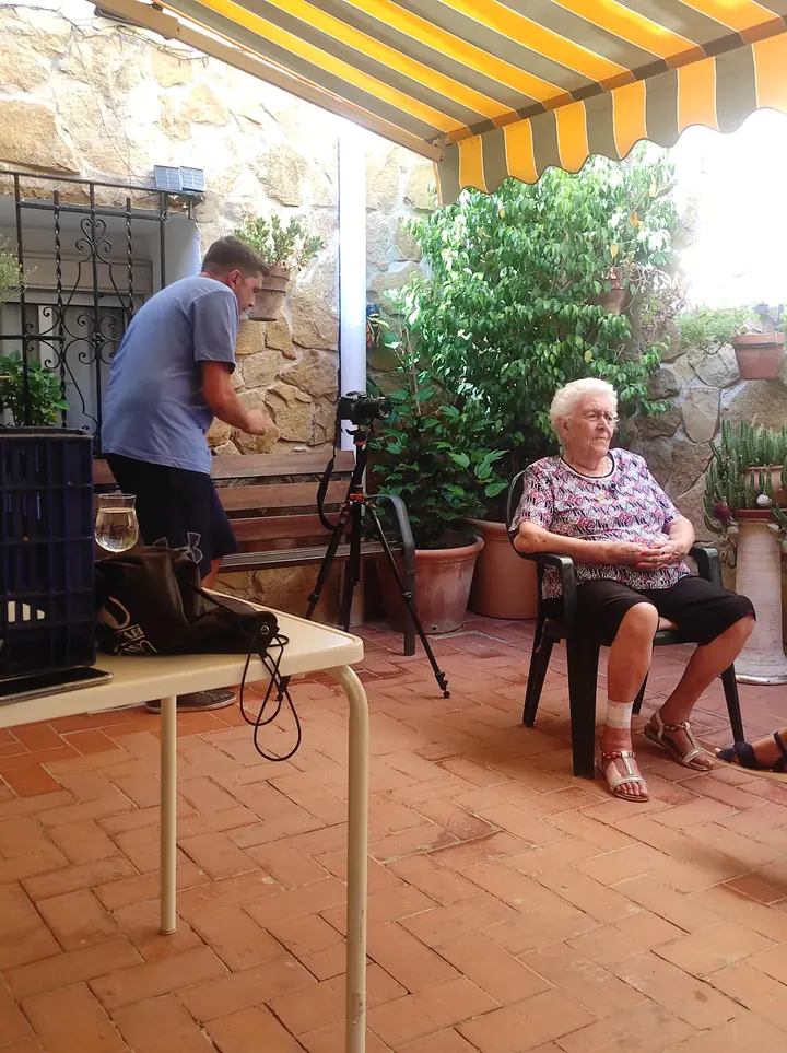 Víctor grabando una entrevista en una terraza