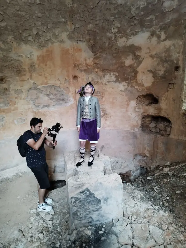 Víctor trabajando con cámara durante una sesión en unas ruinas