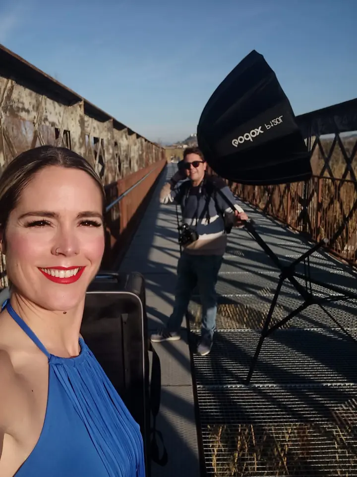 Víctor durante una producción fotográfica en exteriores
