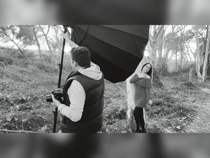 Víctor preparando una toma en el bosque