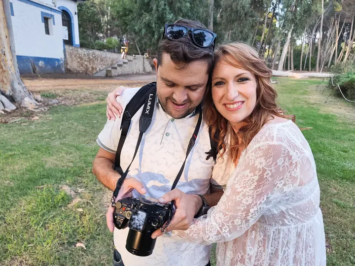 Víctor revisando fotografías en cámara junto a una modelo