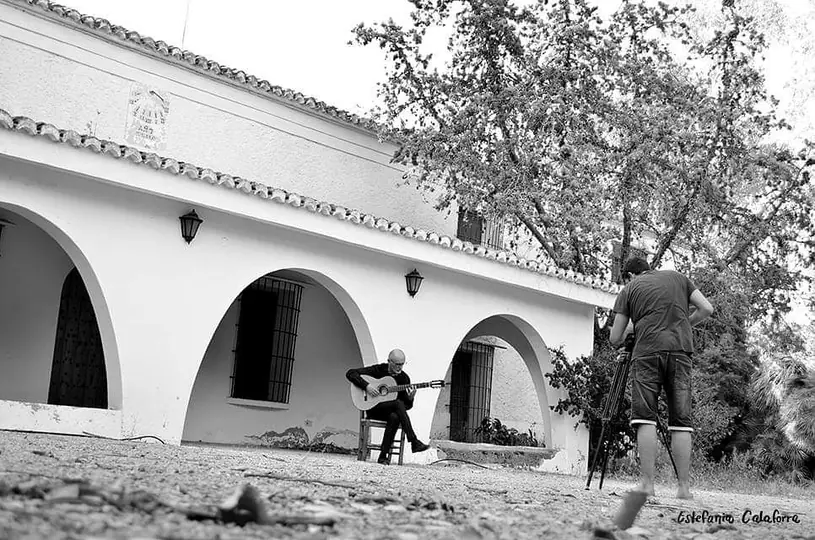 Víctor grabando a un músico en una localización exterior