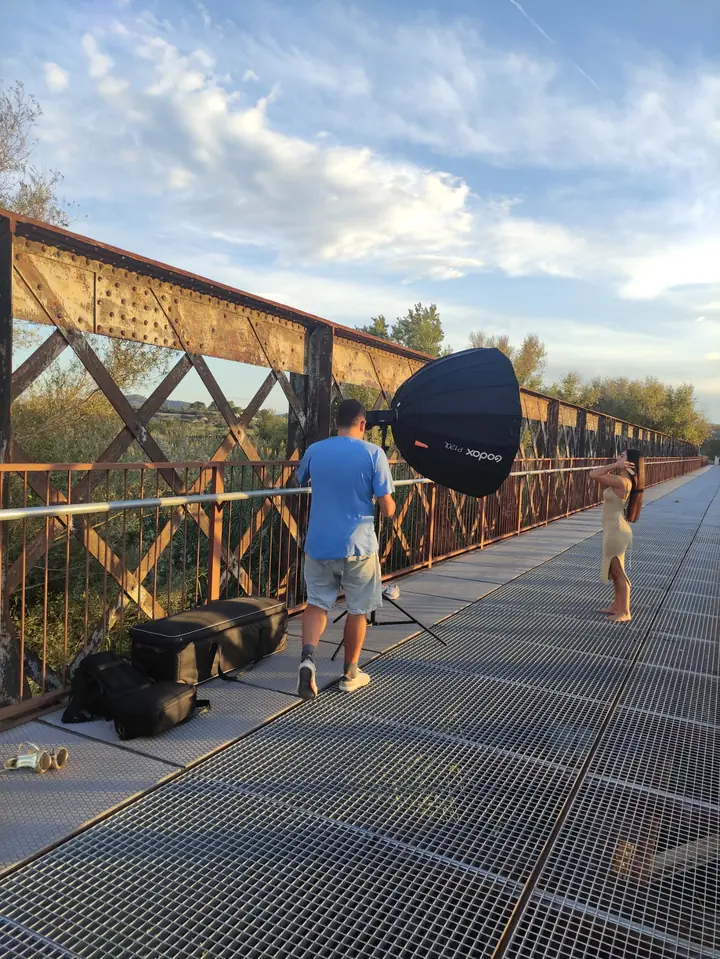 Preparación de iluminación para una sesión en un puente