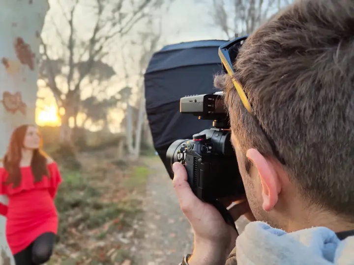 Víctor realizando un retrato al atardecer