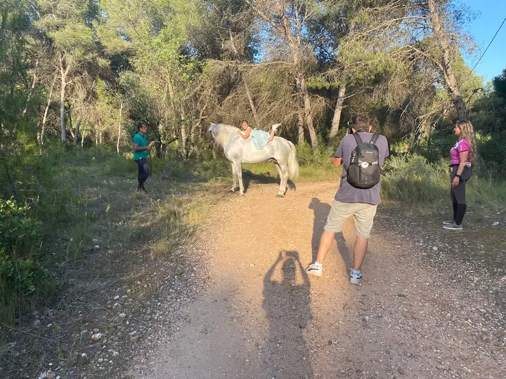 Víctor grabando una escena con un caballo en el bosque