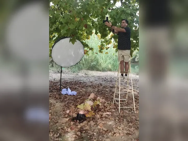 Víctor colocando un reflector durante una sesión exterior