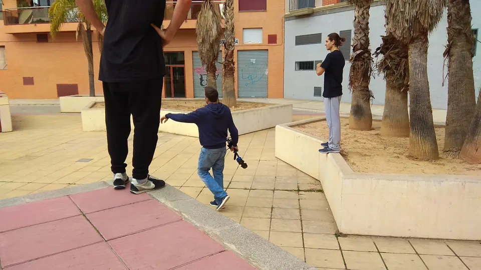 Víctor dirigiendo una grabación en exteriores
