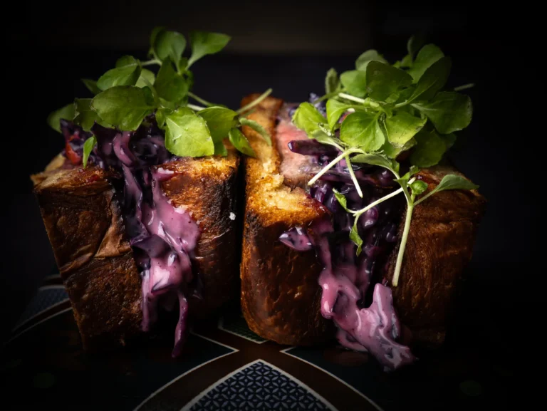 Dos sándwiches gourmet con relleno vegetal