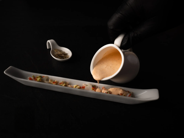 Salsa vertida sobre una elaboración de menú degustación