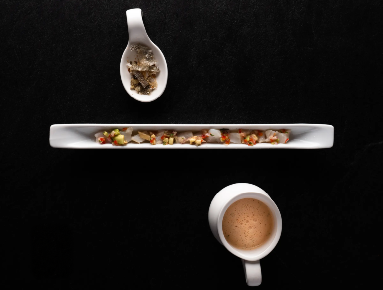 Menú degustación minimalista dispuesto sobre fondo negro