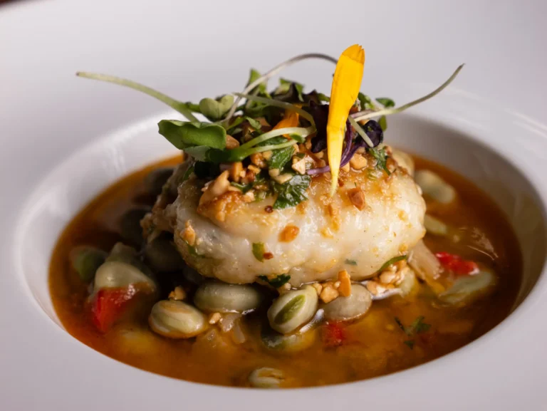 Elaboración marinera con caldo y verduras