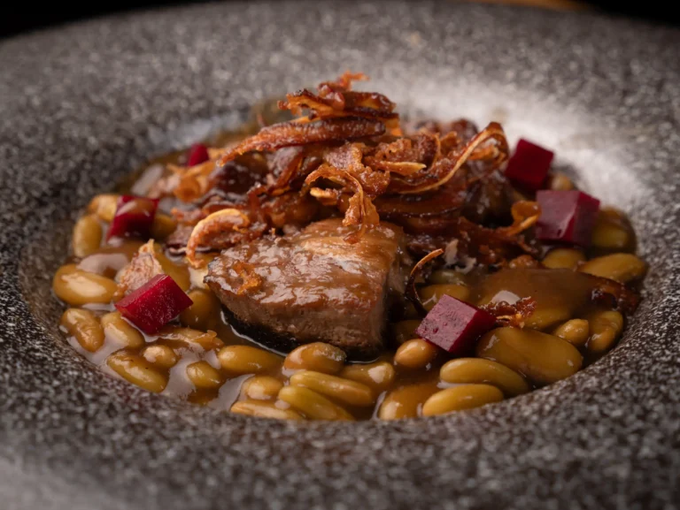 Plato de legumbres con carne y verduras