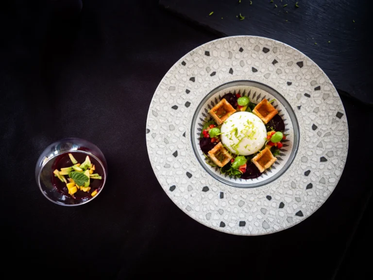 Composición gastronómica vista desde arriba sobre vajilla texturizada