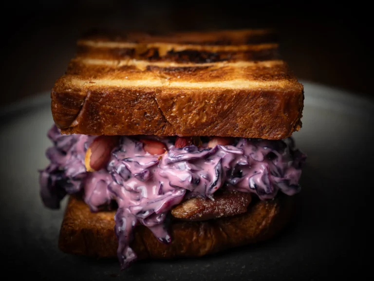 Sándwich de pan tostado con relleno morado