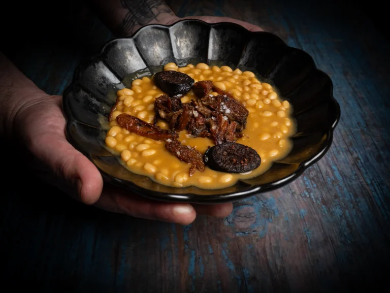 Arroz cremoso servido en un cuenco oscuro