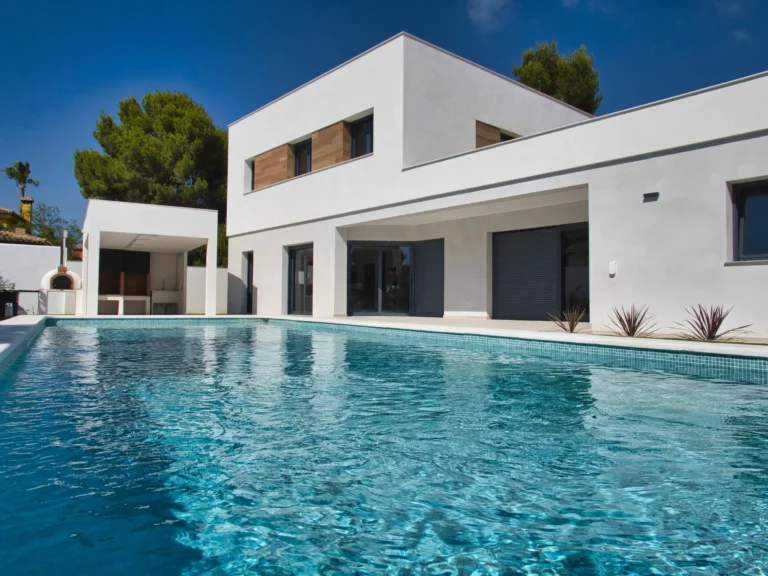 Vivienda contemporánea con piscina bajo luz mediterránea