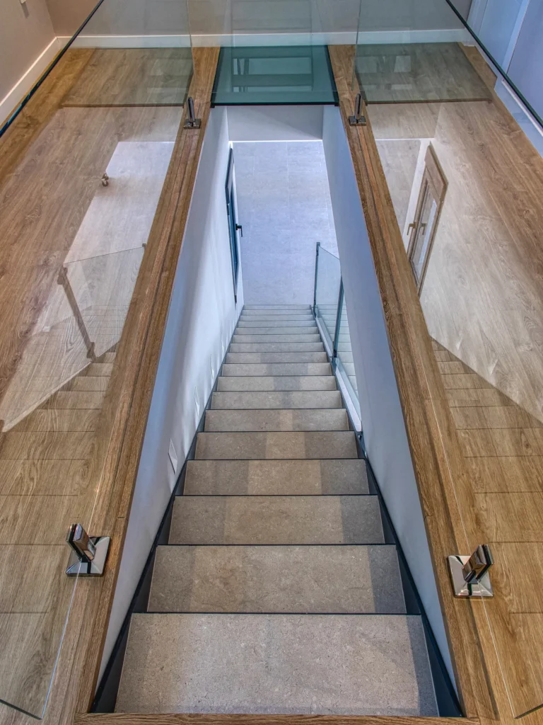 Escalera interior de arquitectura contemporánea