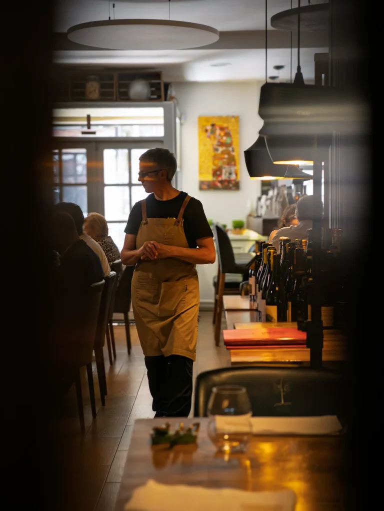 Escena ambiental de servicio en un restaurante