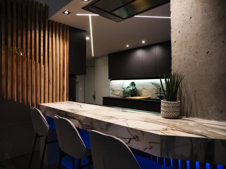 Detalle de cocina contemporánea con acabados en madera y piedra