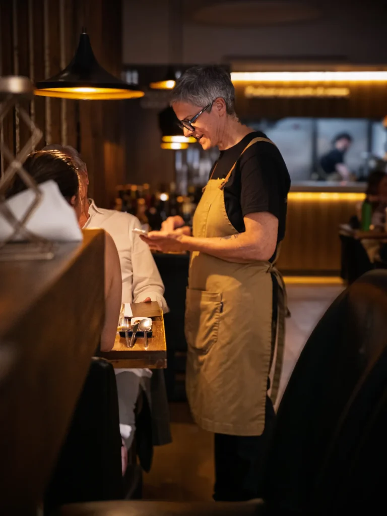 Profesionales trabajando durante el servicio de restaurante