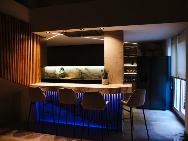 Interior de cocina contemporánea con iluminación ambiental azul