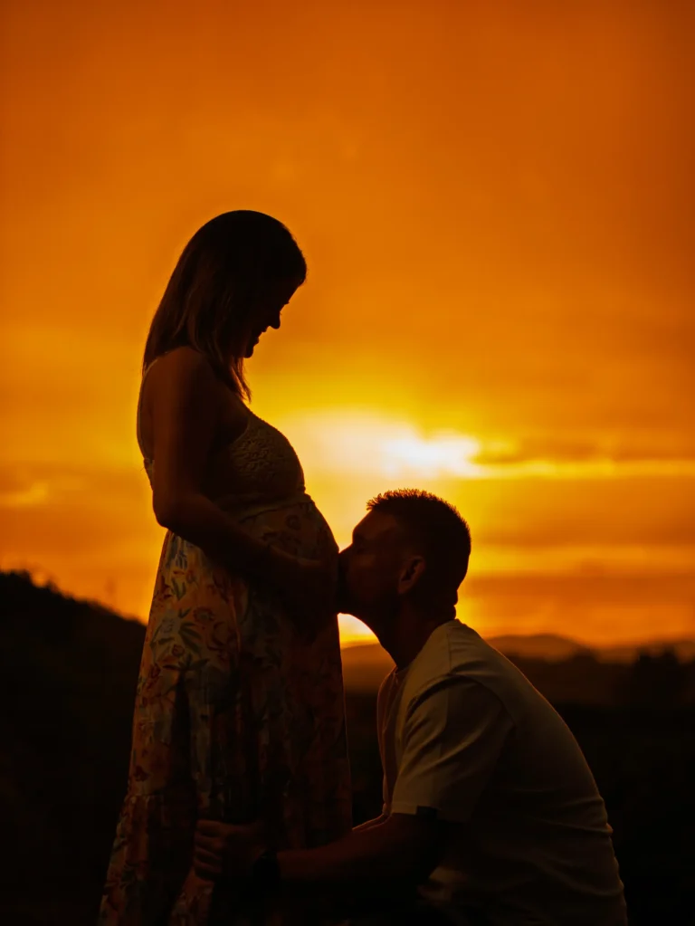 Silueta de una pareja durante una sesión de embarazo al atardecer