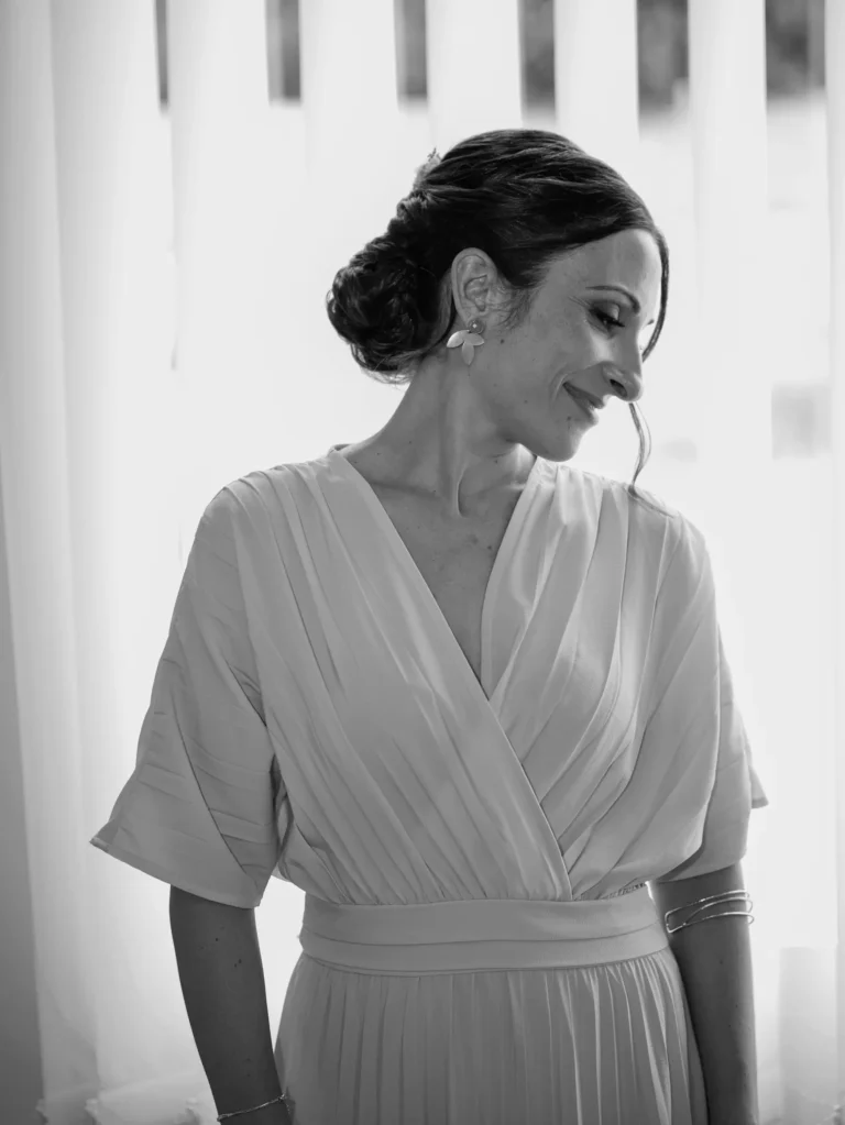 Retrato de novia en blanco y negro junto a una ventana