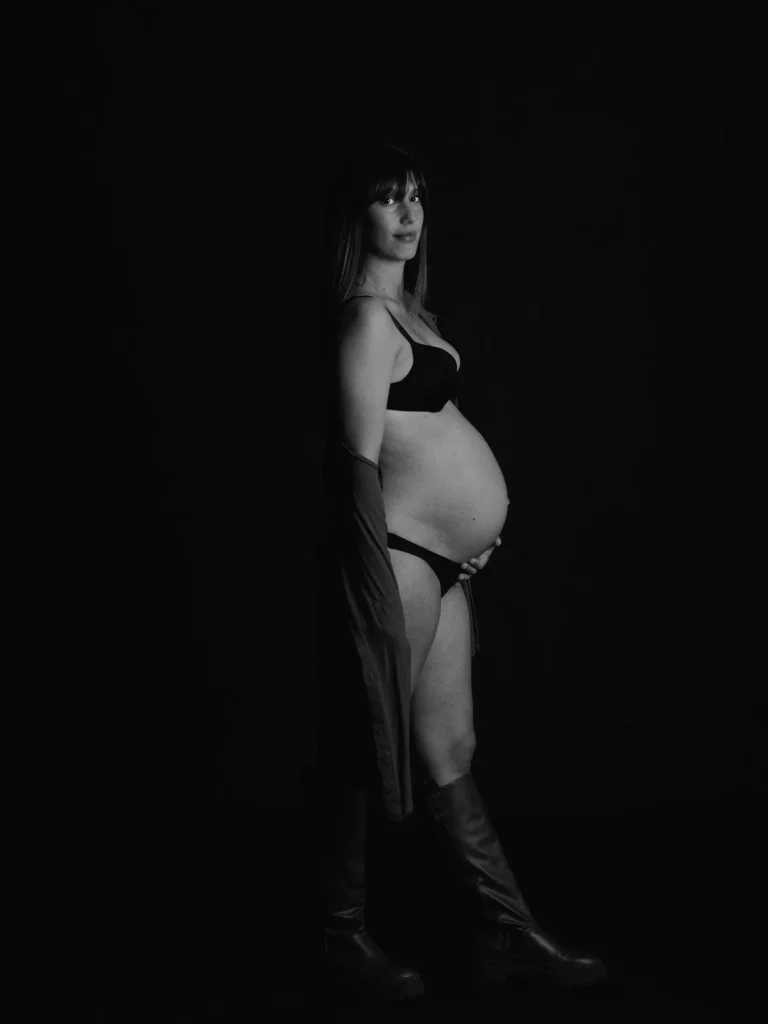Retrato de embarazo en blanco y negro con luz de perfil