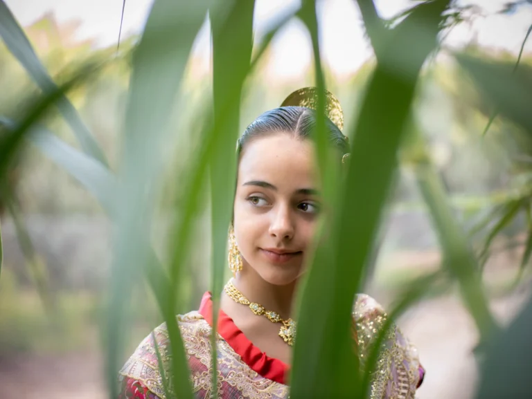 Primer plano de una mujer con indumentaria tradicional valenciana