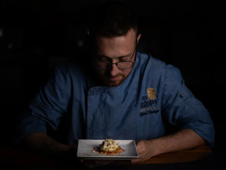 Cocinero concentrado durante el emplatado de un plato