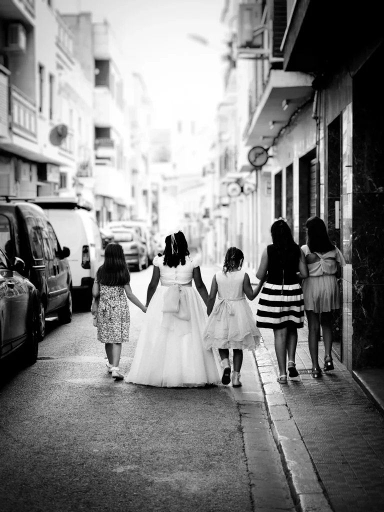 Escena de boda en blanco y negro por una calle urbana
