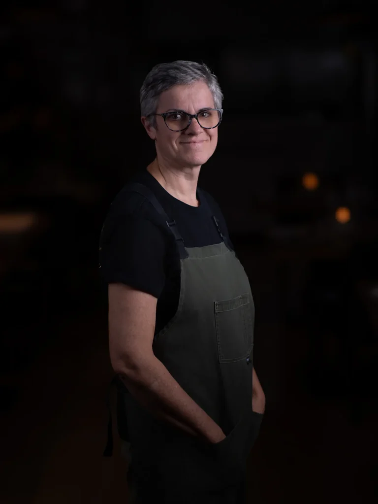 Retrato de una cocinera sobre fondo oscuro