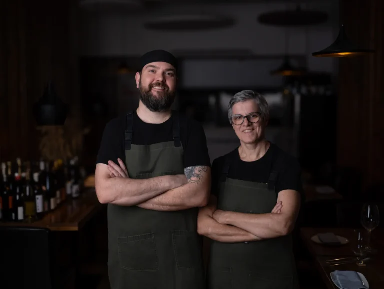 Retrato de dos profesionales de cocina en su restaurante