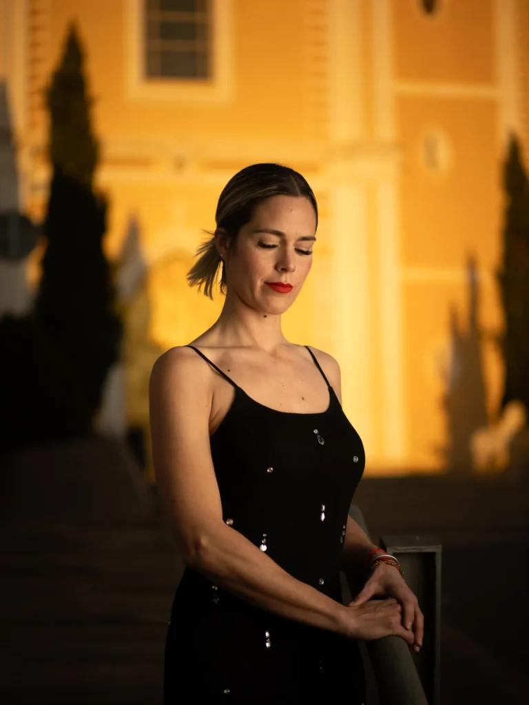 Retrato femenino de clave baja en un entorno nocturno