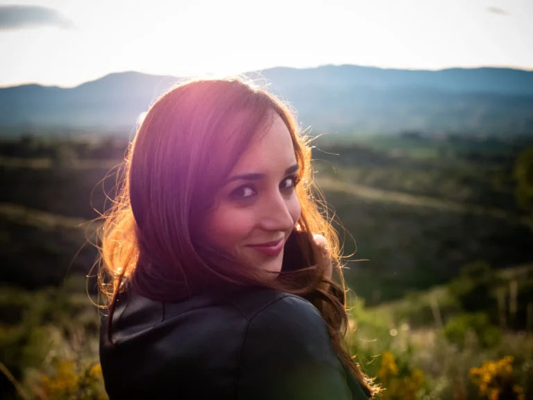 Retrato femenino a contraluz con paisaje de montaña