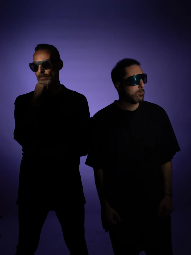Dúo masculino en un retrato de estudio con luz morada