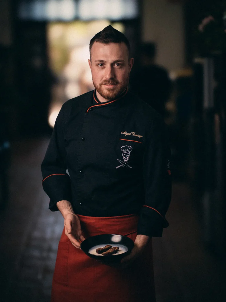 Retrato de un cocinero sosteniendo una elaboración