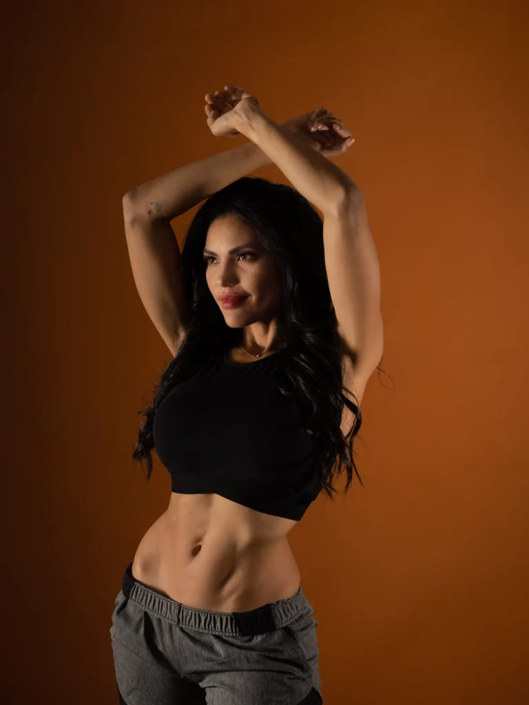 Bailarina en movimiento sobre fondo naranja