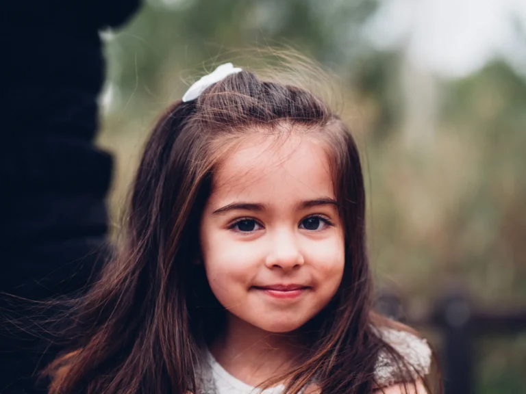 Primer plano de una niña en un entorno natural