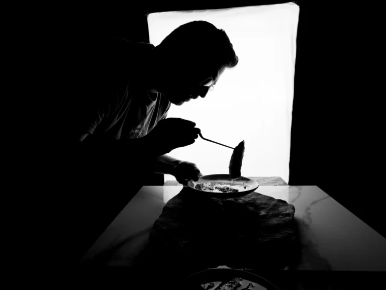 Silueta en blanco y negro de una mujer trabajando