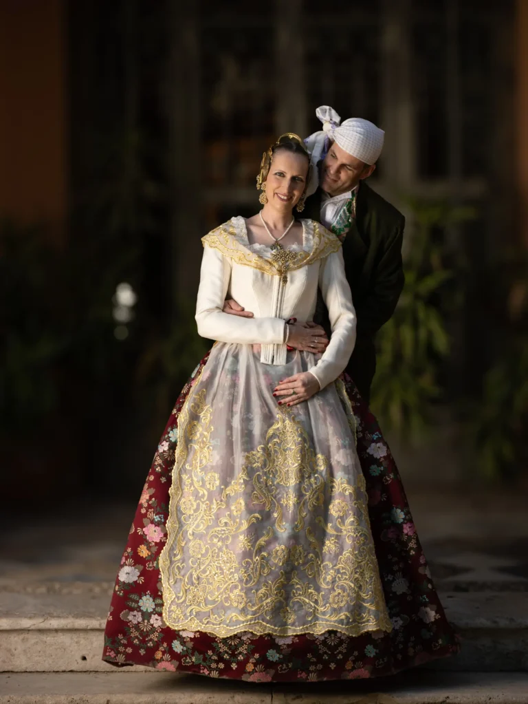 Mujer y niña con indumentaria tradicional valenciana