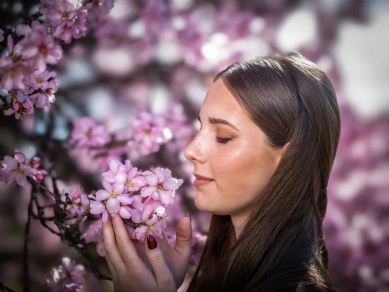 Retrato femenino entre flores moradas