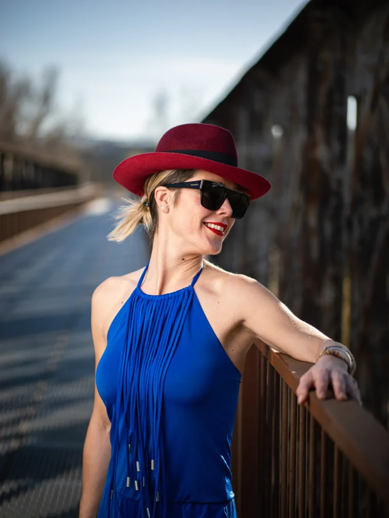 Mujer con vestido azul y sombrero en un retrato exterior