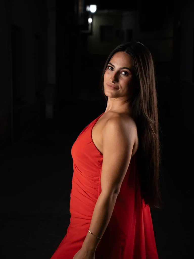 Retrato de estudio de mujer con vestido rojo